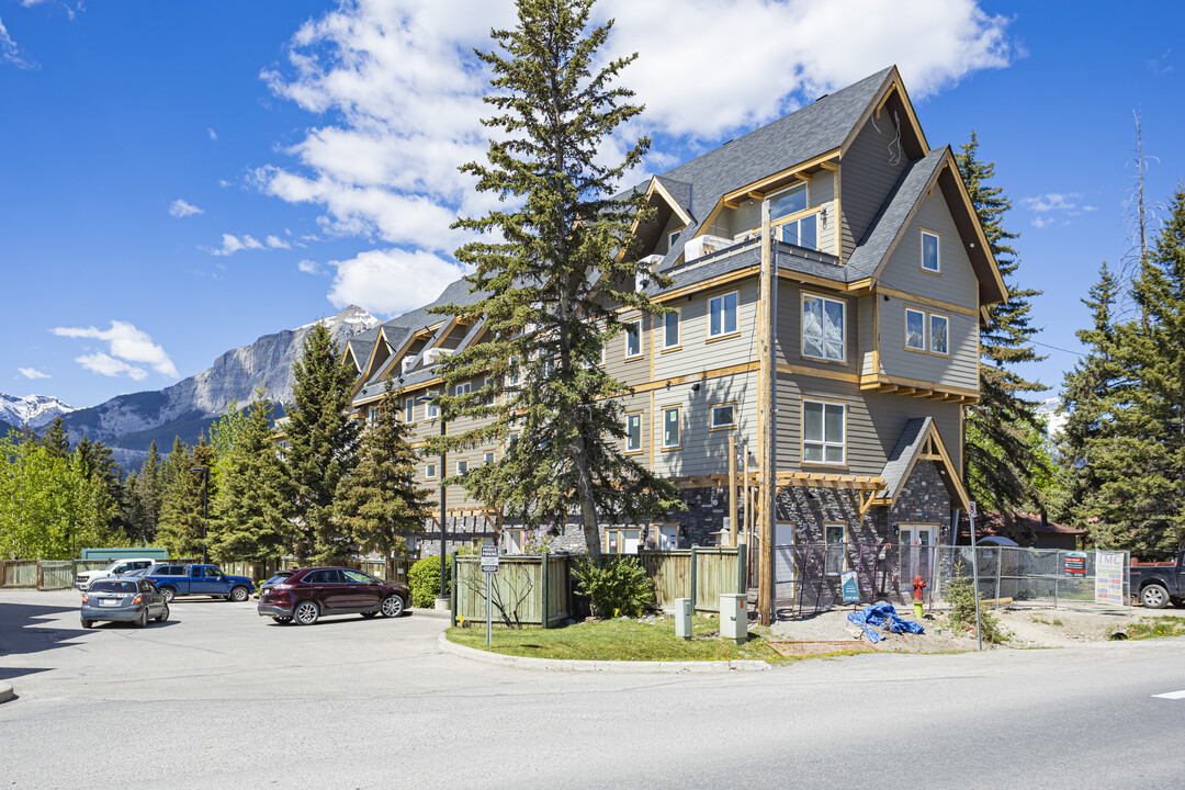 508 Bow Valley Trl in Canmore, AB - Building Photo