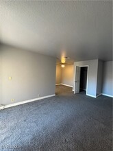 5350 River Glen Dr in Las Vegas, NV - Building Photo - Building Photo