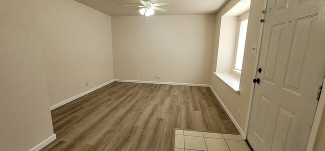 728 N Main St in Springtown, TX - Foto de edificio - Building Photo