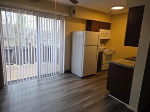 20-32 Church St in Amelia, OH - Foto de edificio - Building Photo