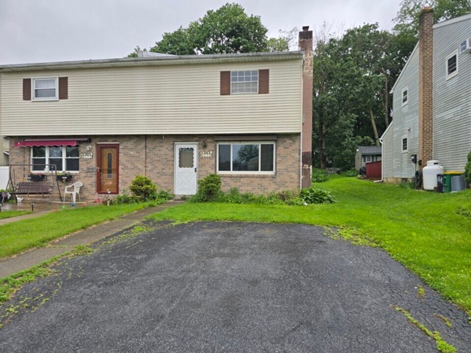 170 Roberts St in Alburtis, PA - Building Photo