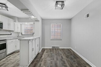 5836 Sunshine Dr in St. Louis, MO - Building Photo - Building Photo