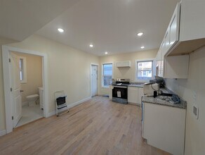 5 Lowell Cir, Unit 1 in Somerville, MA - Foto de edificio - Building Photo