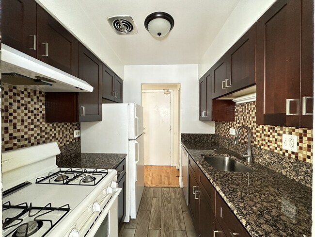 3710 N Pine Grove Ave in Chicago, IL - Foto de edificio - Building Photo