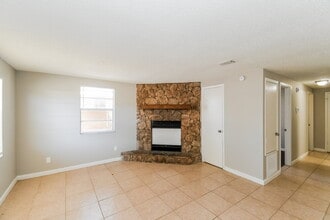 7651 McCowan Dr in Jacksonville, FL - Building Photo - Building Photo