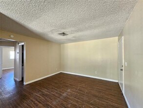 221 Northwest Jefferson Cir N in St. Petersburg, FL - Building Photo - Building Photo
