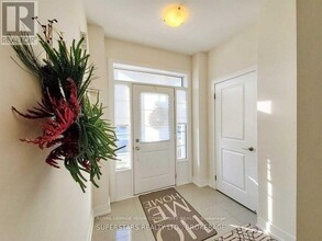 106 Walter English Dr in East Gwillimbury, ON - Building Photo - Building Photo