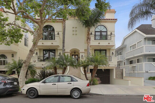 744 N Alfred St in Los Angeles, CA - Building Photo - Building Photo