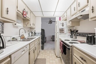 937 W Heritage Ct, Unit 201 in Mequon, WI - Foto de edificio - Building Photo