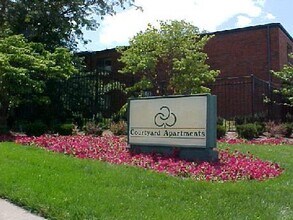Courtyard Apartments in Columbia, MO - Foto de edificio - Building Photo