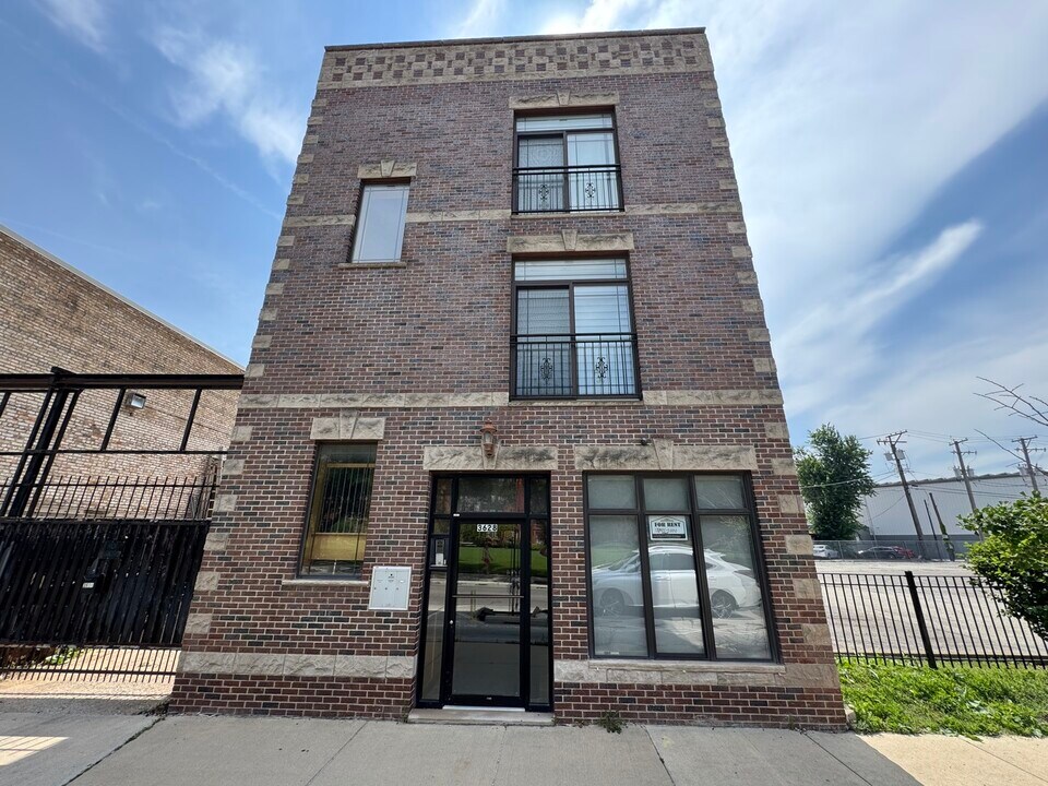 3628 N Milwaukee Ave in Chicago, IL - Building Photo