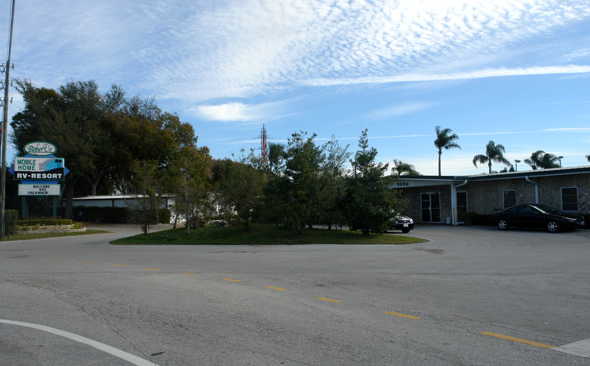 Robert's Mobile Home & RV Park in St. Petersburg, FL - Building Photo