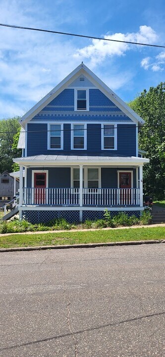 221 Seymour Ave, Unit 1 in Marquette, MI - Building Photo