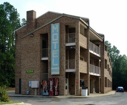 Yadkin Villa Apartments in Fayetteville, NC - Building Photo