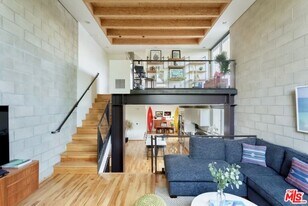 530 N Larchmont Blvd in Los Angeles, CA - Building Photo