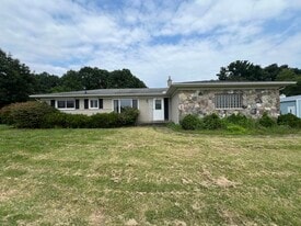 8936 Huron River Dr in Dexter, MI - Building Photo