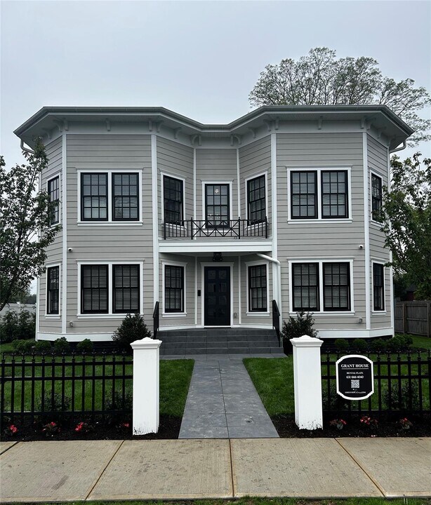 20 Grant Ave in Islip, NY - Building Photo