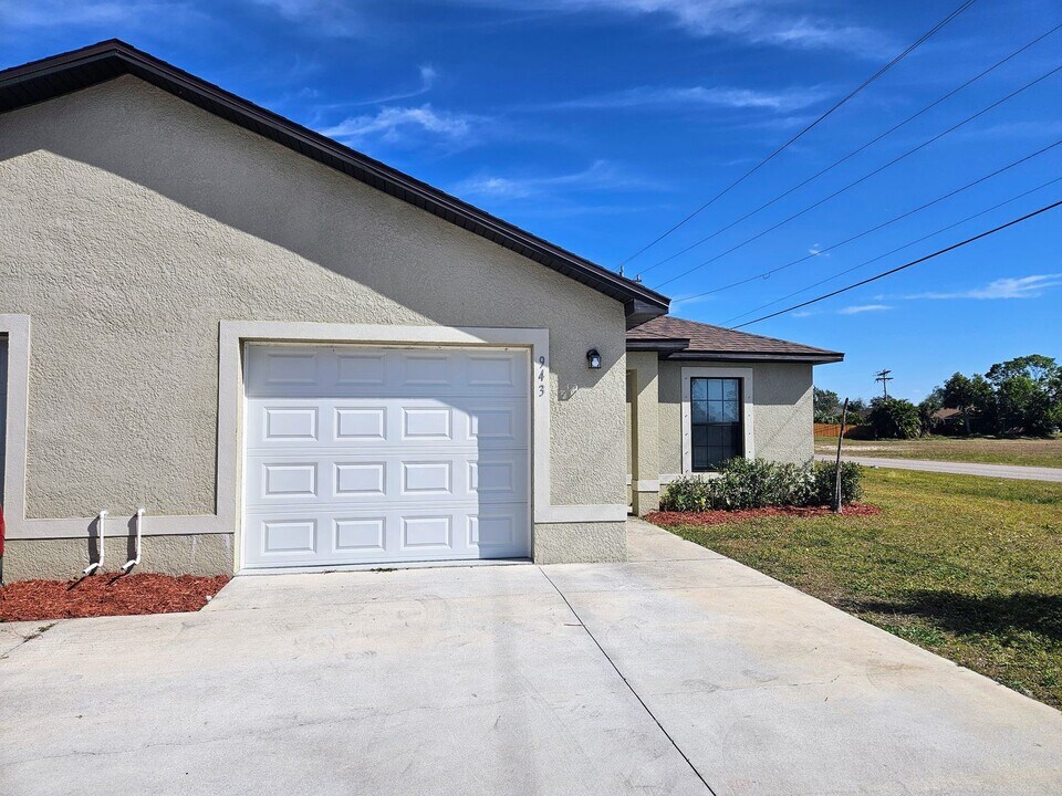 943 Skyline Blvd in Cape Coral, FL - Building Photo