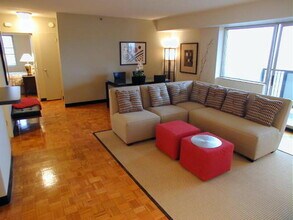1570 Tremont St, Unit 207 in Boston, MA - Foto de edificio - Building Photo