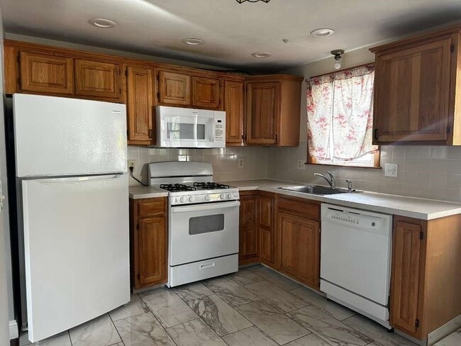 63 McGarvey Rd in Stoughton, MA - Building Photo - Building Photo