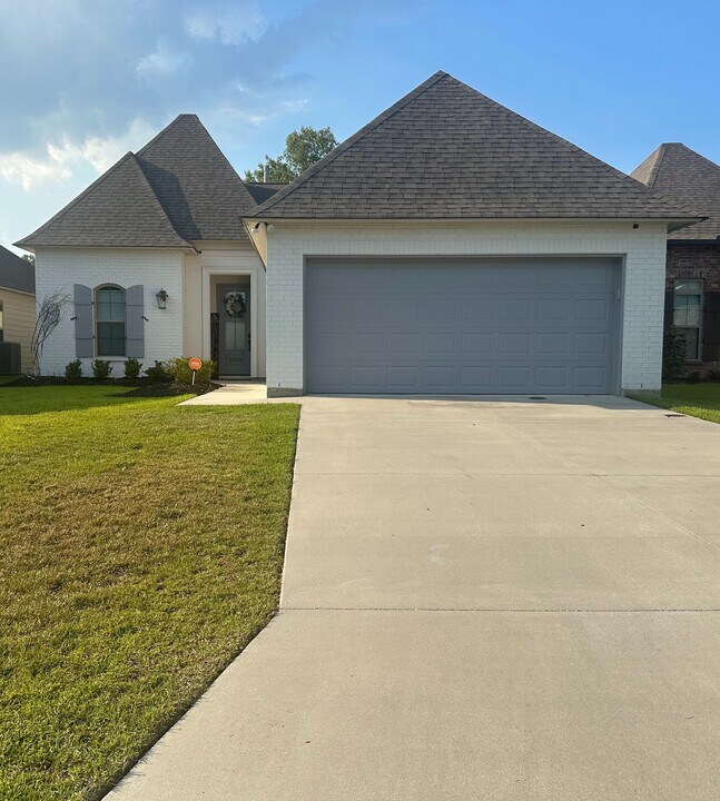 10335 Fountain Ln in Denham Springs, LA - Building Photo