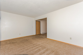 Desoto Apartments in East Grand Forks, MN - Building Photo - Building Photo