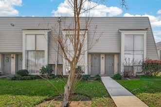 5929 Queensloch Dr in Houston, TX - Building Photo - Building Photo