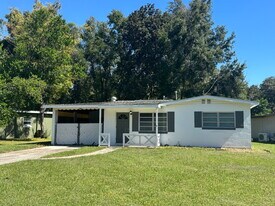 21459 Campbell Dr in Brooksville, FL - Building Photo