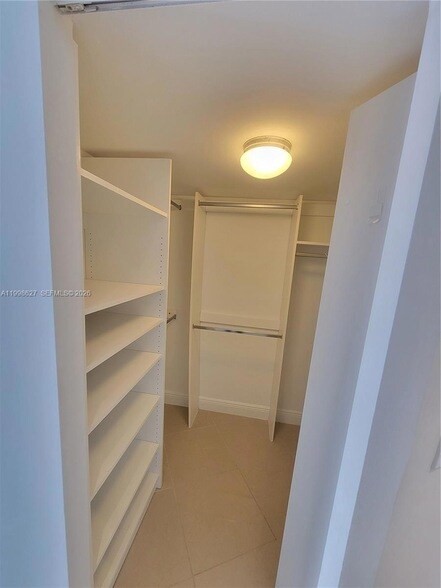 3301 N Country Club Dr, Unit 811 in Aventura, FL - Foto de edificio - Building Photo