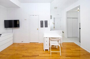 215 B E 95th St in New York, NY - Building Photo