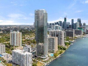 175 25 in Miami, FL - Building Photo - Building Photo