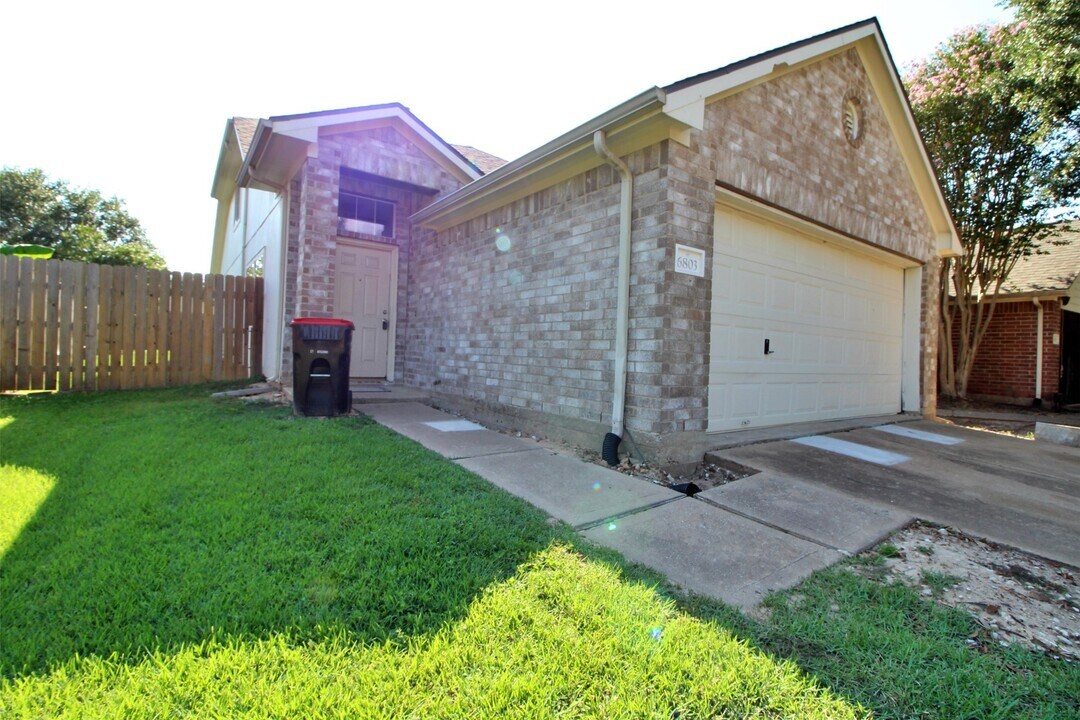 6803 Highwind Bend Ln in Katy, TX - Building Photo