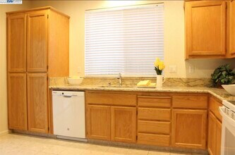 2213 Wigeon Ct in San Leandro, CA - Foto de edificio - Building Photo