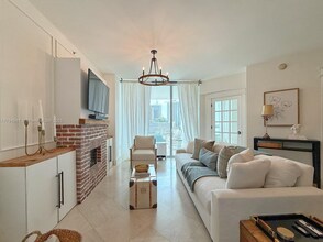 350 S Miami Ave in Miami, FL - Building Photo - Building Photo