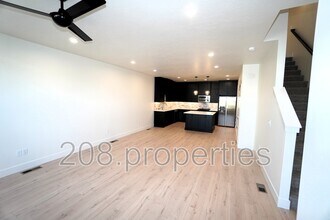 1333 N Webb Wy in Meridian, ID - Building Photo - Building Photo