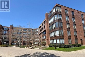 255-255 The Donway W in Toronto, ON - Building Photo - Building Photo