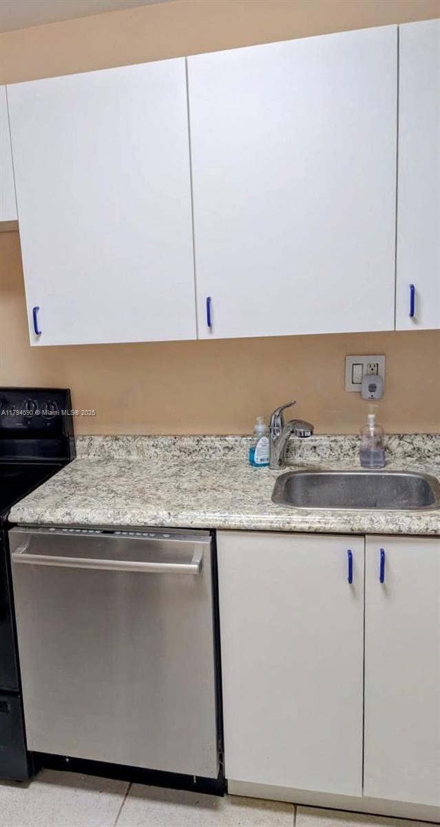 8020 Fairview Dr in Tamarac, FL - Foto de edificio - Building Photo