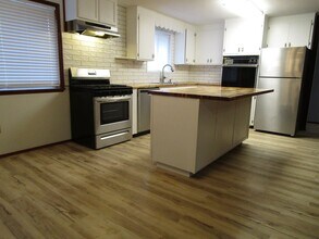 901 N Fruitdale Rd in Sedro Woolley, WA - Building Photo - Building Photo