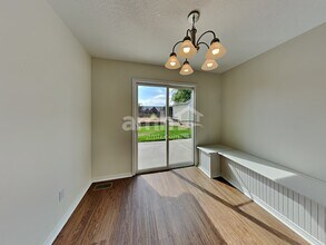 627 N Mudstone Way in Kuna, ID - Foto de edificio - Building Photo