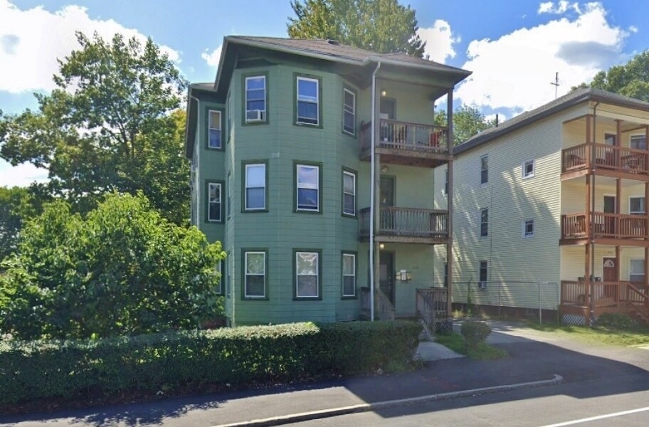 328 Chandler St in Worcester, MA - Building Photo