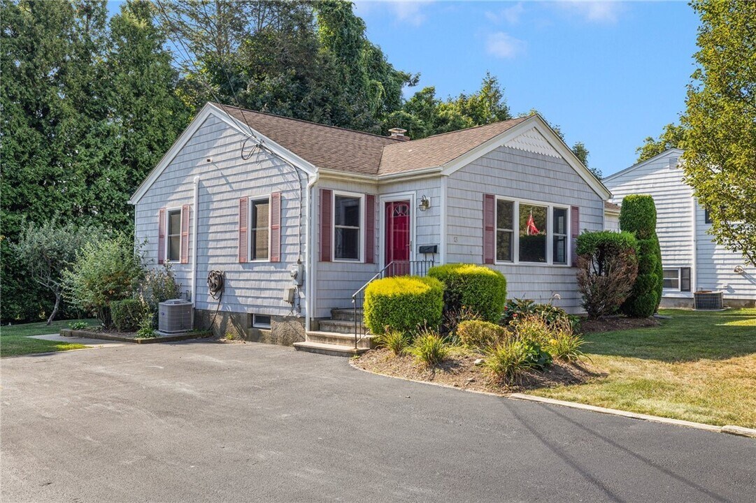 13 Amelia Ct in North Providence, RI - Building Photo