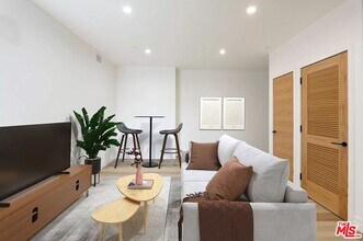 1525 N Hobart Blvd in Los Angeles, CA - Building Photo - Building Photo