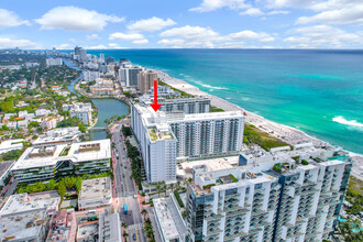 2301 Collins Ave, Unit 1211 in Miami Beach, FL - Foto de edificio - Building Photo