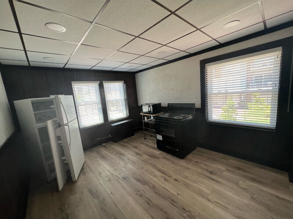 18 W Busse Ave in Mount Prospect, IL - Building Photo