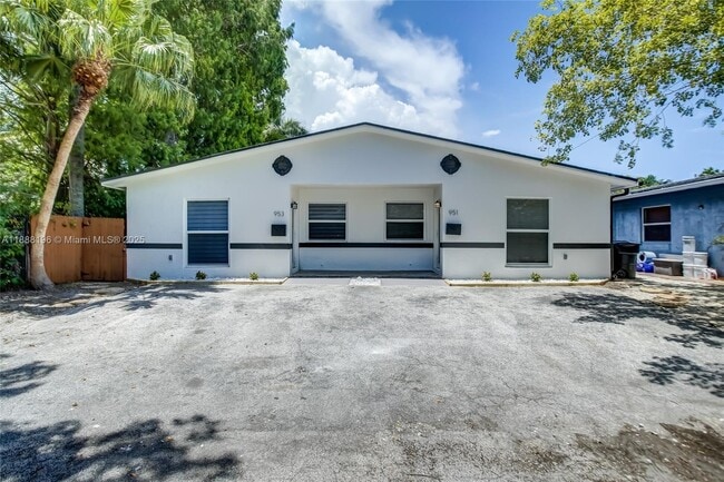 951 SW 16th Pl in Fort Lauderdale, FL - Building Photo - Building Photo