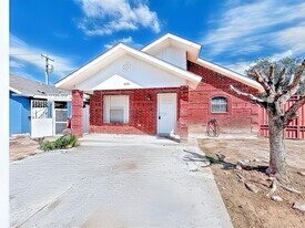 402 Prescott Loop in Laredo, TX - Building Photo