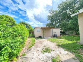 2141 NW 91st St in Miami, FL - Building Photo