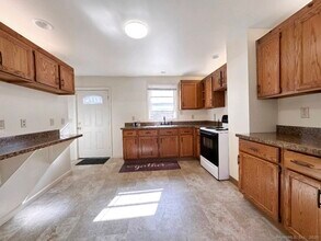 34 Woodbridge St in Manchester, CT - Building Photo - Building Photo