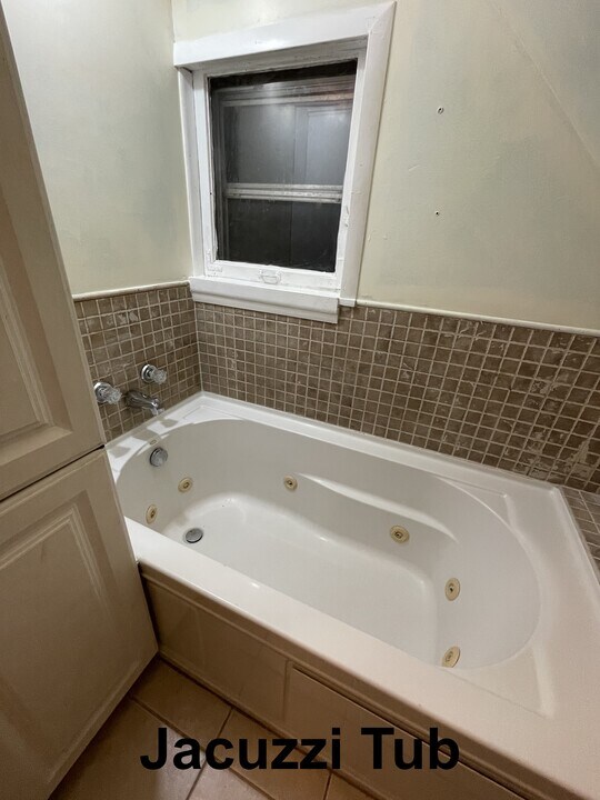 815-811 11th St in Port Huron, MI - Building Photo