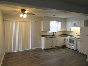 1918 NE Knollbrook St in Lee's Summit, MO - Building Photo - Building Photo